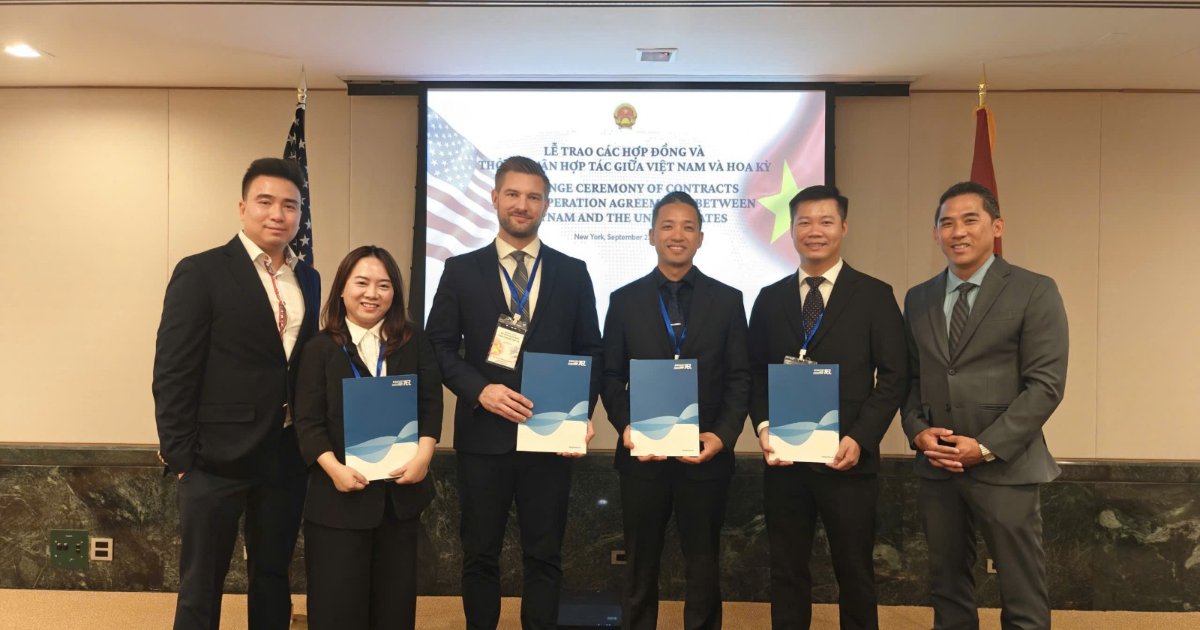 Alexander Petersen, Co-Founder and CEO of MOBY Robotics, with representatives from Saigontel, SoiHub and other partners. (Image credit: MOBY Robotics)