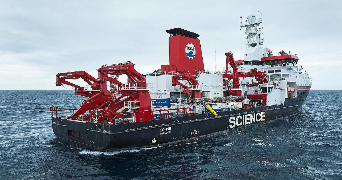 The research vessel SONNE has set sail from San Diego into the Pacific. Its destination is the Clarion-Clipperton Zone near the equator, where the largest known seabed deposits of polymetallic nodules are located. (Image credit: Tim Kalvelage)